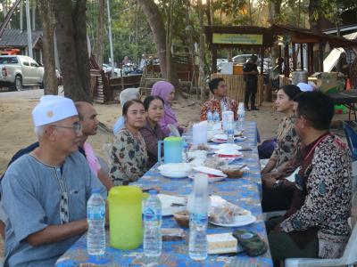 โครงการตำบลสัมพันธ์ร่วมละศิลอด และโครงการให้ความช่วยเหลือประชาชน