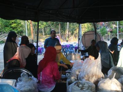 โครงการตำบลสัมพันธ์ร่วมละศิลอด และโครงการให้ความช่วยเหลือประชาชน
