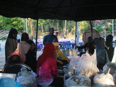 โครงการตำบลสัมพันธ์ร่วมละศิลอด และโครงการให้ความช่วยเหลือประชาชน
