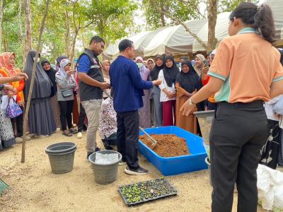 โครงการอบรมความรู้ให้แก่เกษตรกรตามแนวคิดปรัชญาเศรษฐกิจพอเพียง