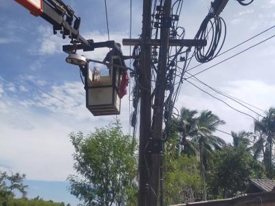 บริการซ่อมไฟ ช่วยเหลือประชาชนในพื้นที่ตำบลลุโบะบือซา