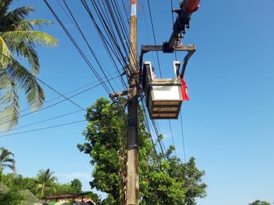 บริการซ่อมไฟ ช่วยเหลือประชาชนในพื้นที่ตำบลลุโบะบือซา