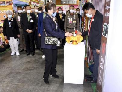 พระราชทาน โล่รางวัลเกียรติยศประเภทผู้นำชุมชน TO BE NUMBER ONE