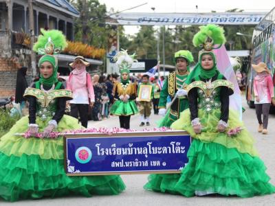 กิจกรรมเดินขบวนพาเหรดกีฬาชุมชนสัมพันธ์สำหรับเด็ก