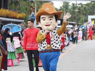 กิจกรรมเดินขบวนพาเหรดกีฬาชุมชนสัมพันธ์สำหรับเด็ก