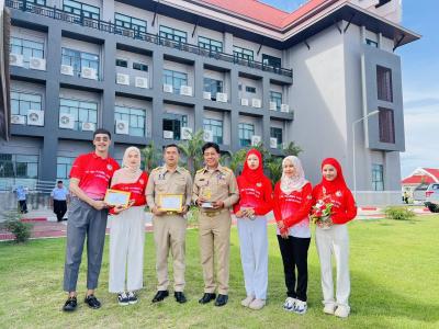 พิธีรับเกียรติบัตร TO BE NUMBER ONE
