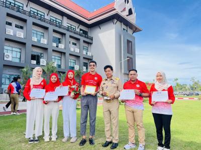 พิธีรับเกียรติบัตร TO BE NUMBER ONE