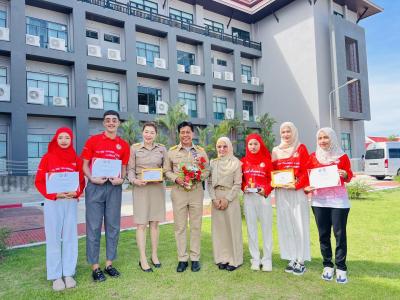 พิธีรับเกียรติบัตร TO BE NUMBER ONE