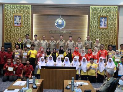 พิธีรับเกียรติบัตร TO BE NUMBER ONE