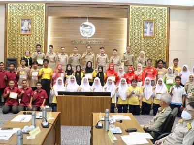 พิธีรับเกียรติบัตร TO BE NUMBER ONE