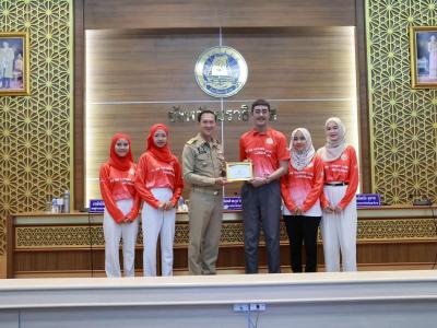 พิธีรับเกียรติบัตร TO BE NUMBER ONE
