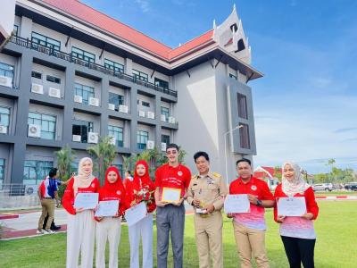 พิธีรับเกียรติบัตร TO BE NUMBER ONE