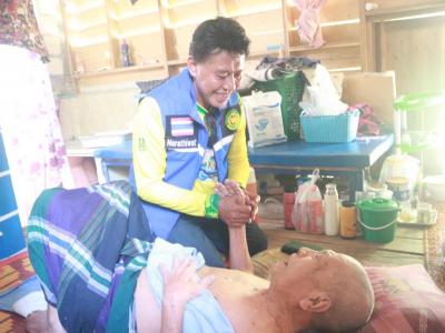 ลงพื้นที่แจกเงิน10,000 บาท ตามนโยบายรัฐบาล