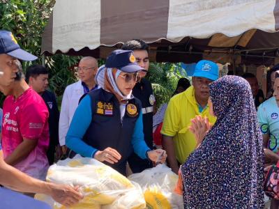 แจกเบี้ยผู้สูงอายุพร้อมแจกถุงยังชีพ