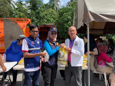 แจกเบี้ยผู้สูงอายุพร้อมแจกถุงยังชีพ