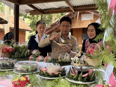 แผ่นดินธรรม แผ่นดินทอง