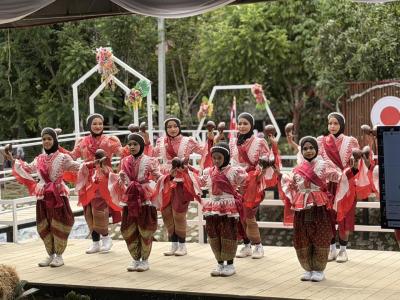 แผ่นดินธรรม แผ่นดินทอง