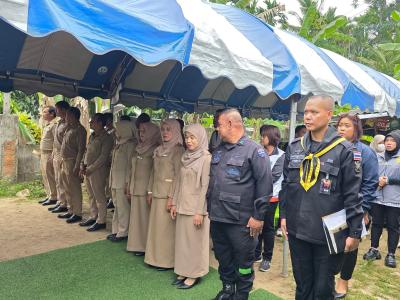 เชิญตระกร้าสิ่งของพระราชทานของพระบาทสมเด็จพระเจ้าอยู่หัว