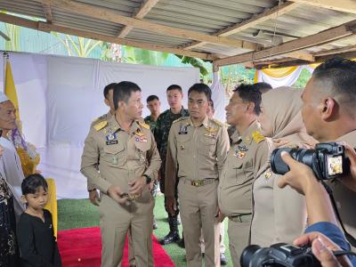 เชิญตระกร้าสิ่งของพระราชทานของพระบาทสมเด็จพระเจ้าอยู่หัว