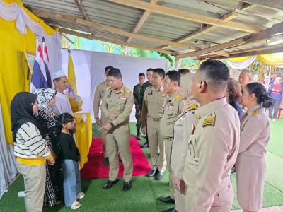 เชิญตระกร้าสิ่งของพระราชทานของพระบาทสมเด็จพระเจ้าอยู่หัว