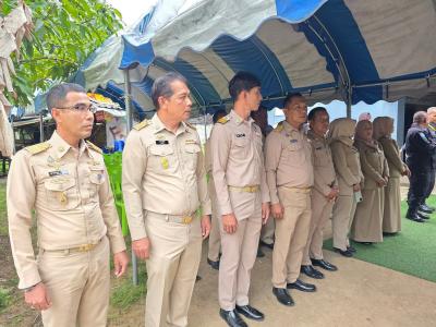 เชิญตระกร้าสิ่งของพระราชทานของพระบาทสมเด็จพระเจ้าอยู่หัว
