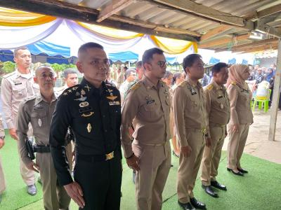 เชิญตระกร้าสิ่งของพระราชทานของพระบาทสมเด็จพระเจ้าอยู่หัว