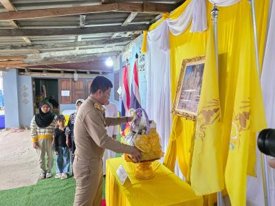 เชิญตระกร้าสิ่งของพระราชทานของพระบาทสมเด็จพระเจ้าอยู่หัว