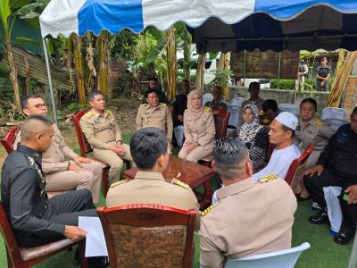 เชิญตระกร้าสิ่งของพระราชทานของพระบาทสมเด็จพระเจ้าอยู่หัว