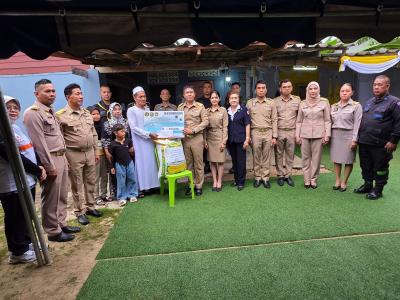 เชิญตระกร้าสิ่งของพระราชทานของพระบาทสมเด็จพระเจ้าอยู่หัว