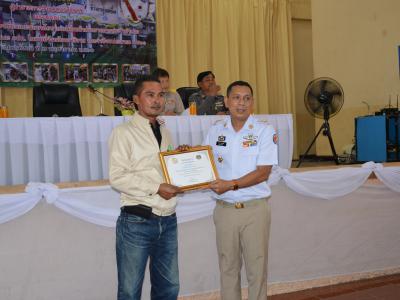 รับภาพการเข้ารับพระทานเกียรติบัตรและเข็มที่ระลึกของผู้มีผลการปฎิ
