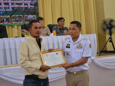 รับภาพการเข้ารับพระทานเกียรติบัตรและเข็มที่ระลึกของผู้มีผลการปฎิ