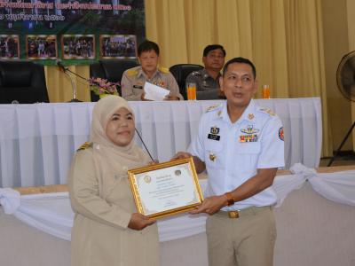 รับภาพการเข้ารับพระทานเกียรติบัตรและเข็มที่ระลึกของผู้มีผลการปฎิ