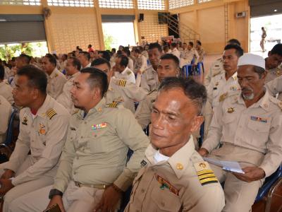 รับภาพการเข้ารับพระทานเกียรติบัตรและเข็มที่ระลึกของผู้มีผลการปฎิ
