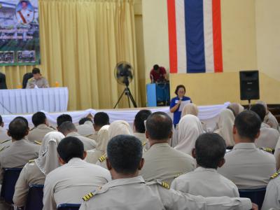 รับภาพการเข้ารับพระทานเกียรติบัตรและเข็มที่ระลึกของผู้มีผลการปฎิ