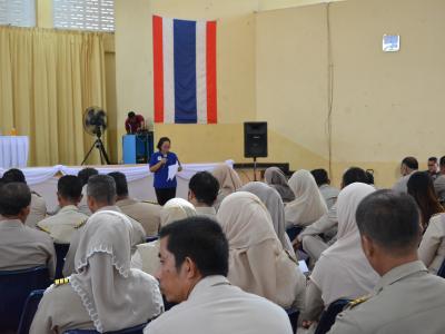 รับภาพการเข้ารับพระทานเกียรติบัตรและเข็มที่ระลึกของผู้มีผลการปฎิ