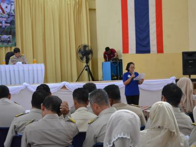 รับภาพการเข้ารับพระทานเกียรติบัตรและเข็มที่ระลึกของผู้มีผลการปฎิ
