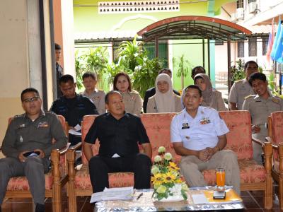 รับภาพการเข้ารับพระทานเกียรติบัตรและเข็มที่ระลึกของผู้มีผลการปฎิ
