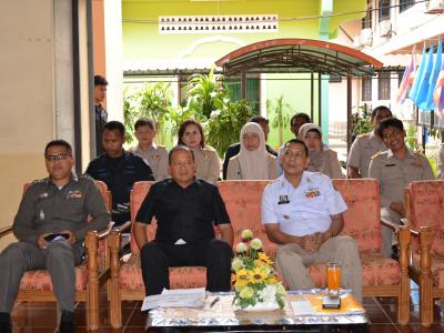 รับภาพการเข้ารับพระทานเกียรติบัตรและเข็มที่ระลึกของผู้มีผลการปฎิ