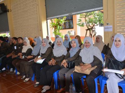 รับภาพการเข้ารับพระทานเกียรติบัตรและเข็มที่ระลึกของผู้มีผลการปฎิ