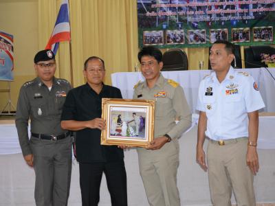 รับภาพการเข้ารับพระทานเกียรติบัตรและเข็มที่ระลึกของผู้มีผลการปฎิ