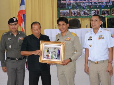 รับภาพการเข้ารับพระทานเกียรติบัตรและเข็มที่ระลึกของผู้มีผลการปฎิ
