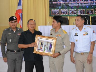 รับภาพการเข้ารับพระทานเกียรติบัตรและเข็มที่ระลึกของผู้มีผลการปฎิ
