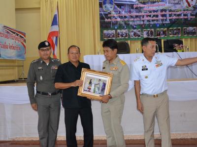 รับภาพการเข้ารับพระทานเกียรติบัตรและเข็มที่ระลึกของผู้มีผลการปฎิ