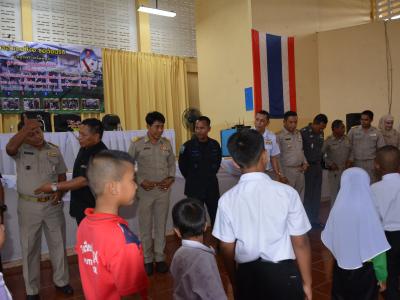 รับภาพการเข้ารับพระทานเกียรติบัตรและเข็มที่ระลึกของผู้มีผลการปฎิ