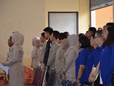 รับภาพการเข้ารับพระทานเกียรติบัตรและเข็มที่ระลึกของผู้มีผลการปฎิ