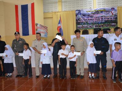 รับภาพการเข้ารับพระทานเกียรติบัตรและเข็มที่ระลึกของผู้มีผลการปฎิ