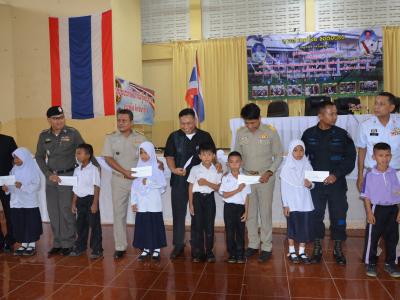 รับภาพการเข้ารับพระทานเกียรติบัตรและเข็มที่ระลึกของผู้มีผลการปฎิ