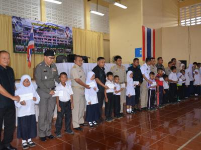 รับภาพการเข้ารับพระทานเกียรติบัตรและเข็มที่ระลึกของผู้มีผลการปฎิ