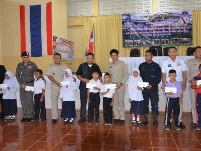 รับภาพการเข้ารับพระทานเกียรติบัตรและเข็มที่ระลึกของผู้มีผลการปฎิ