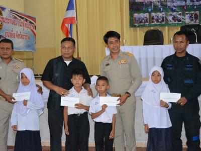 รับภาพการเข้ารับพระทานเกียรติบัตรและเข็มที่ระลึกของผู้มีผลการปฎิ